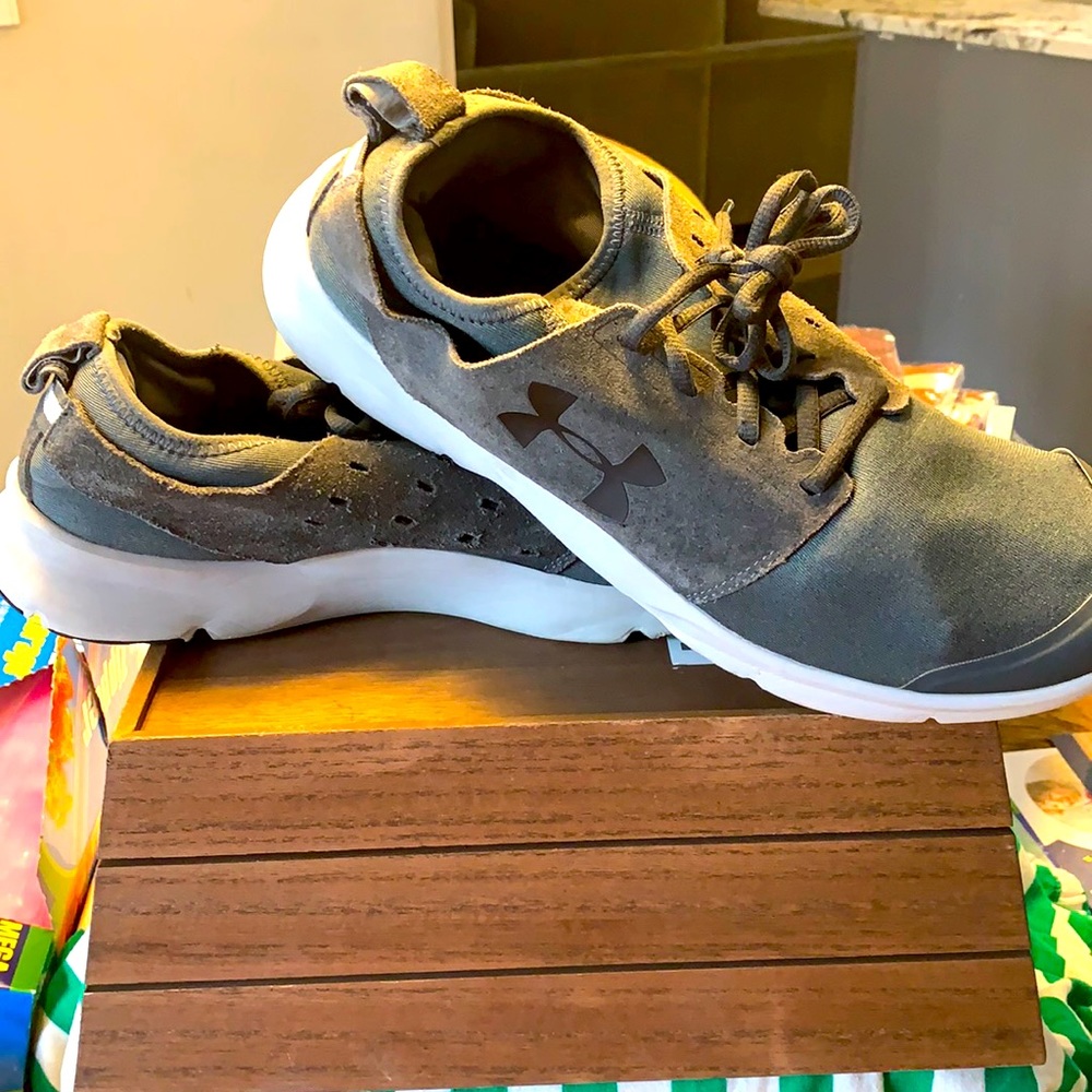 ***FINAL MARKDOWN ***
Mens Used Under Armour size 12. Suede sides!